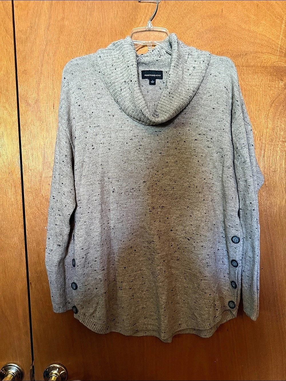 Fourtune + ivy ( stitch fix) Cowl Neck Button Detail Beige/black Sweater